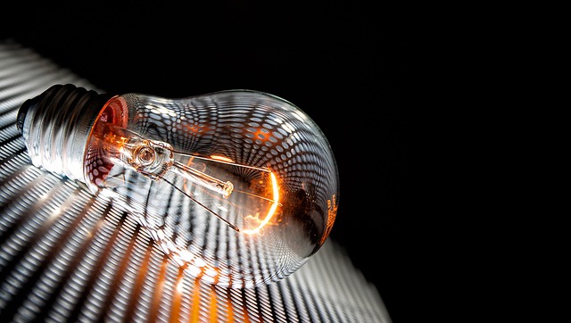 Smartes Wohnzimmer mit automatisierter Beleuchtung und Klimasteuerung